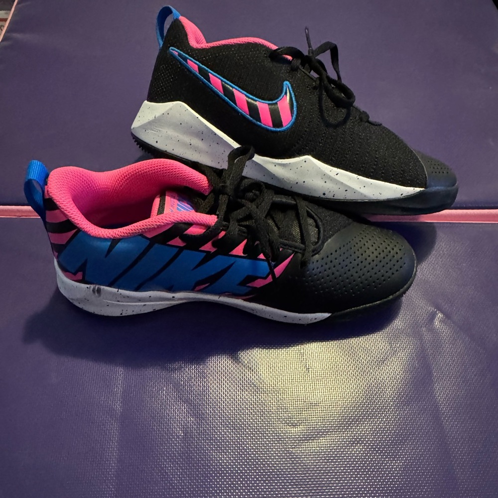 Nike Team Hustle Quick Basketball Shoes [CQ9438-001] Black/Pink/Blue
Size 5.5 Y